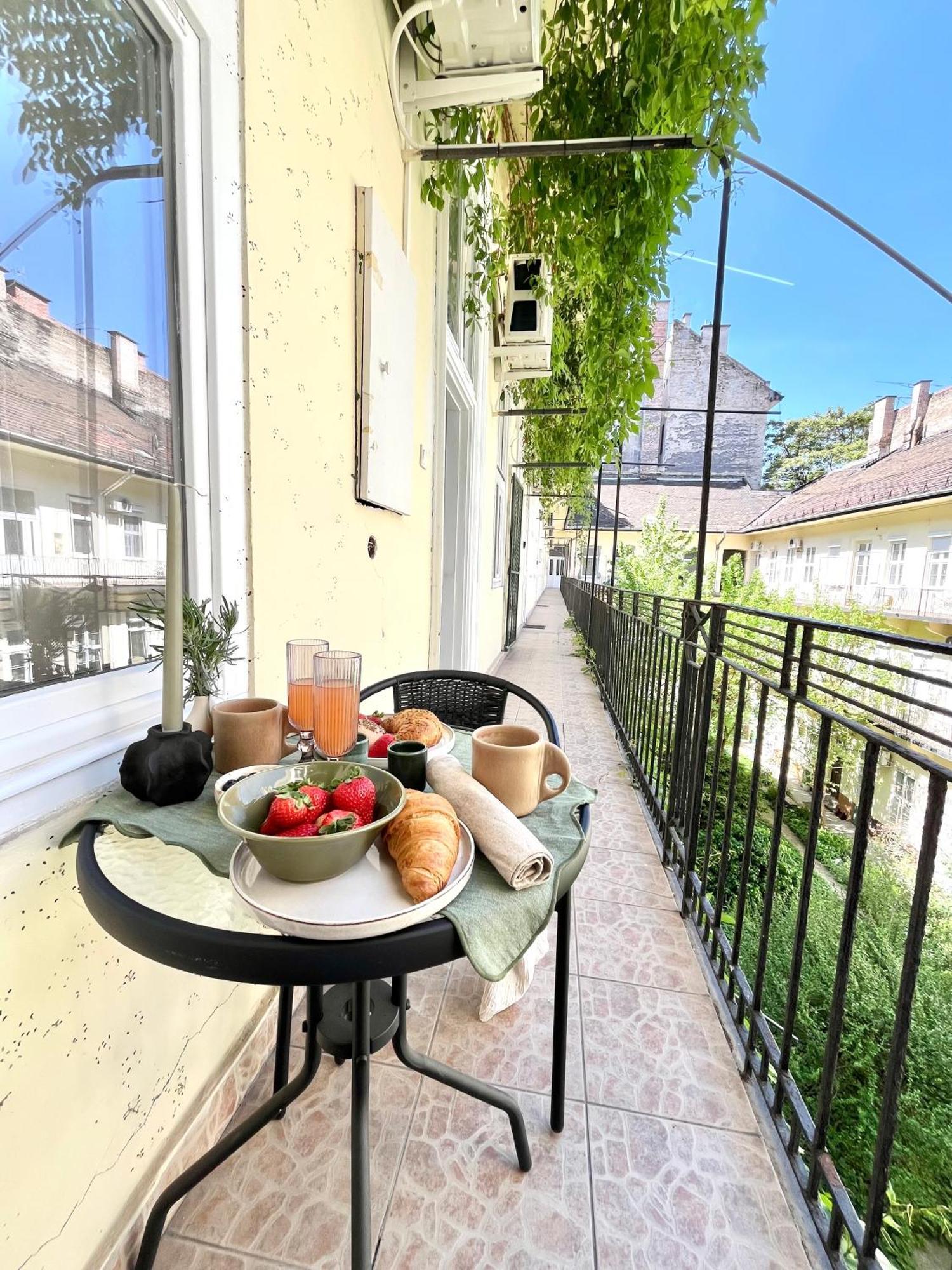 Oasis Apartment On The Broadway With Ac Budapest Esterno foto